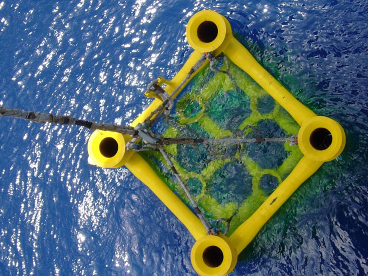 Subsea heaving lifting equipment